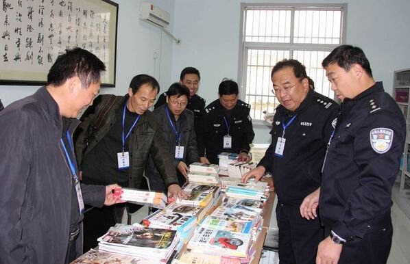 “流动图书馆”走进平阴县看守所