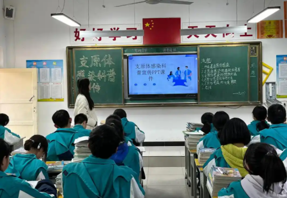打破传统课堂让老师从讲台前走到了学生后从教师主