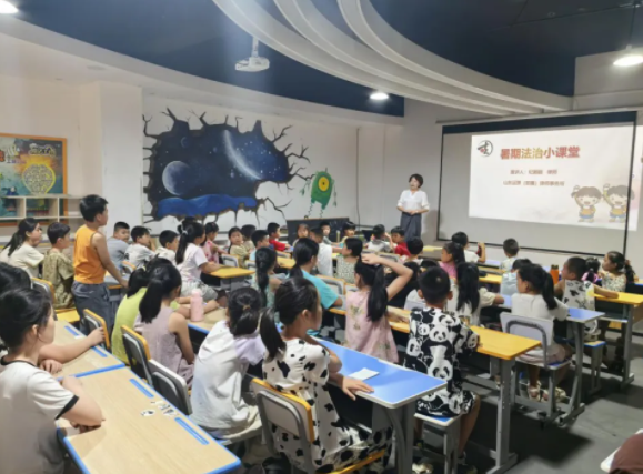 学生从起步中年级开端“主动使用”高年级尝试协同