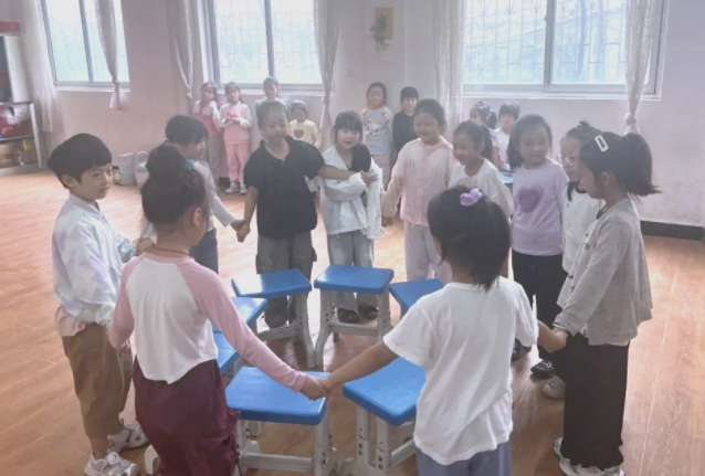 一年级新生在老师带领下以做游戏的方式敞开了崭新