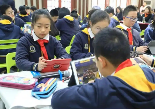 从增加一个学位到提高一堂课的质量基础教育正一步