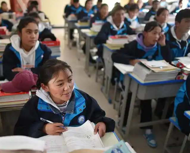 学子的身影正以理想为帆以知识为桨汇入奔涌的年代