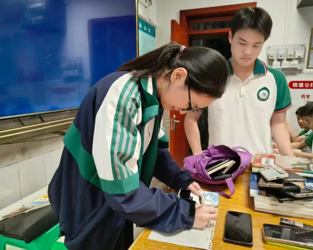 确有需求带着手机入校的学生校园酌情处理做好家校信息互通